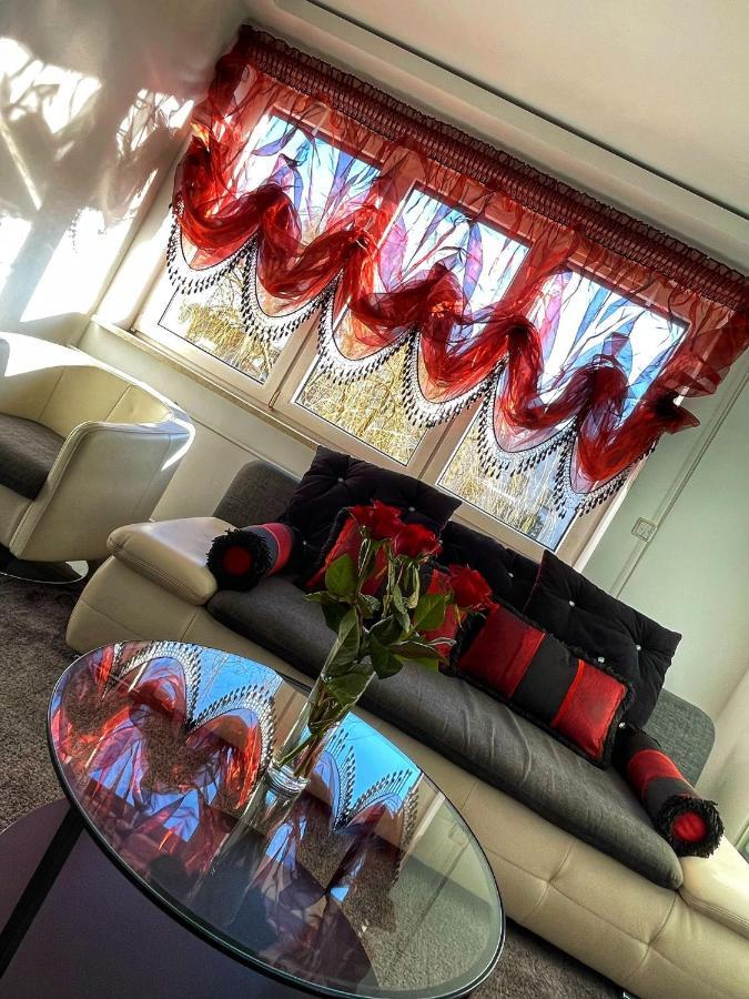 Luxury Red Apartment By Marta Radom Exterior foto